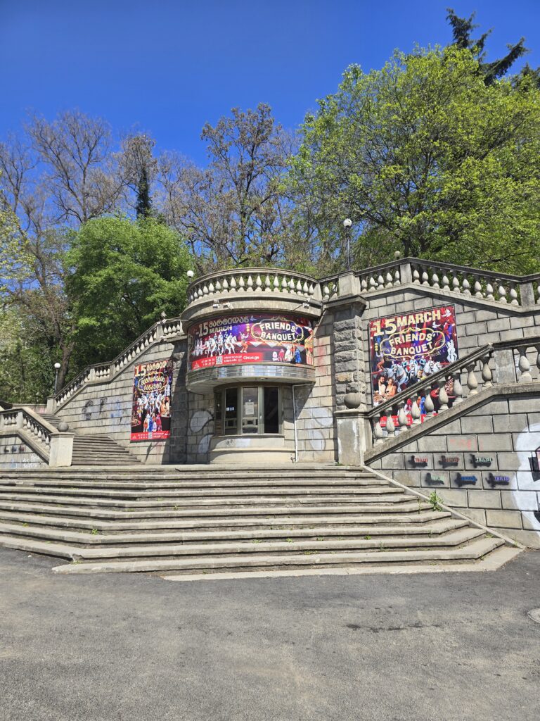 Half verlaten gebouw onderweg