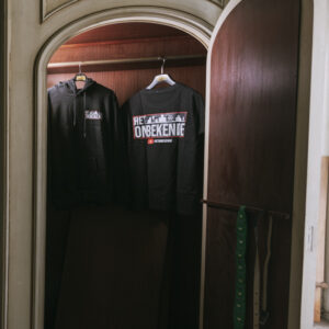 Hoodie Het Onbekende – close-up kledingrek