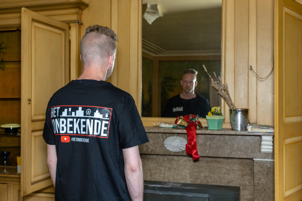 T-shirt Het Onbekende – achterkant op model