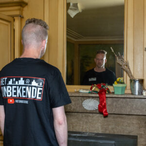 T-shirt Het Onbekende – achterkant op model