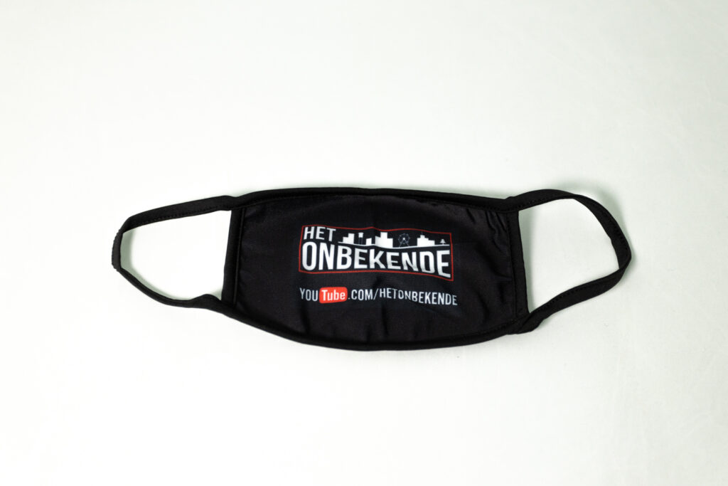 Mondkapje Het Onbekende – voorzijde met logo